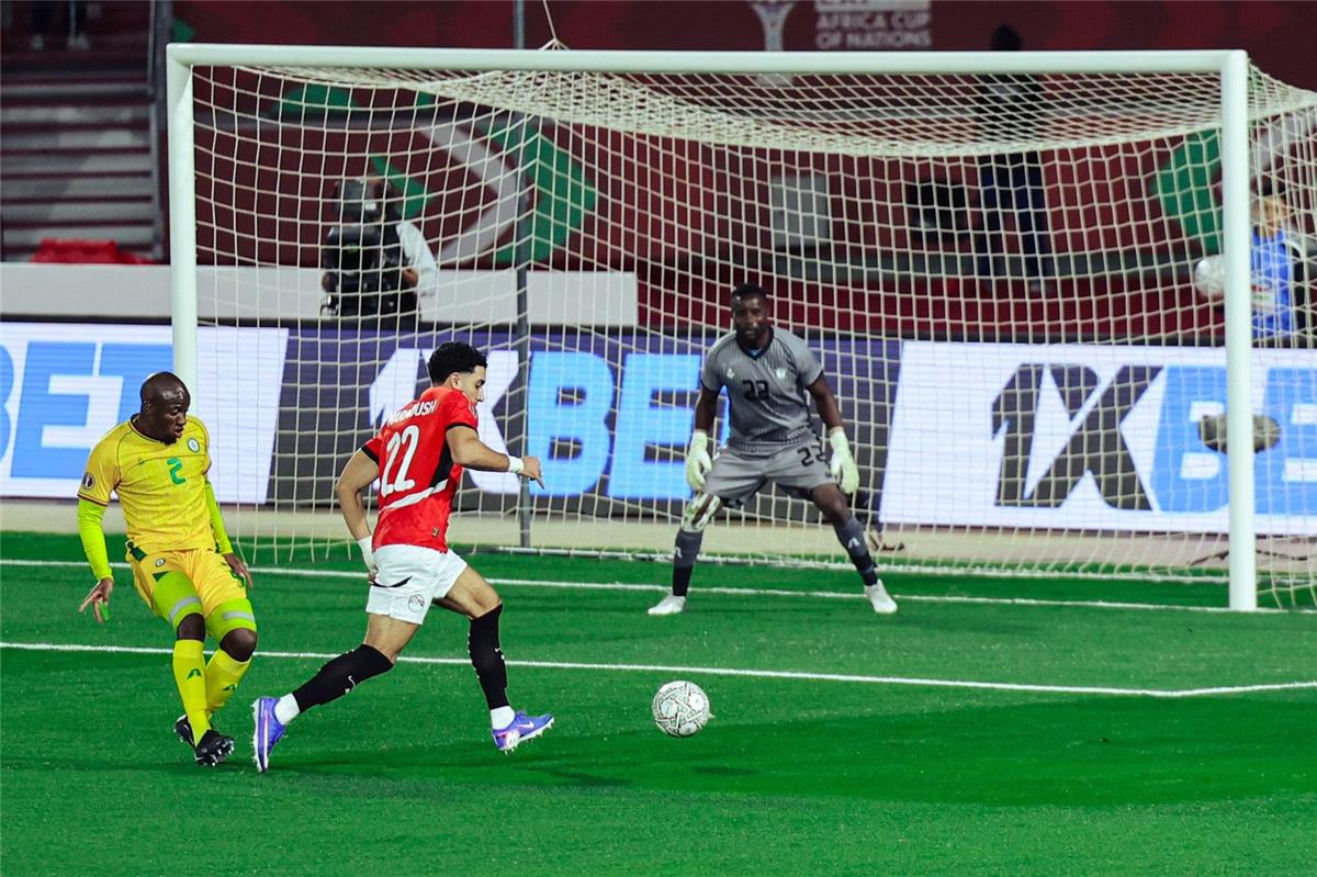 صلاح ينقذ رقبة حسام حسن.. أخطاء بالجملة في تشكيل وطريقة لعب وتغييرات المنتخب